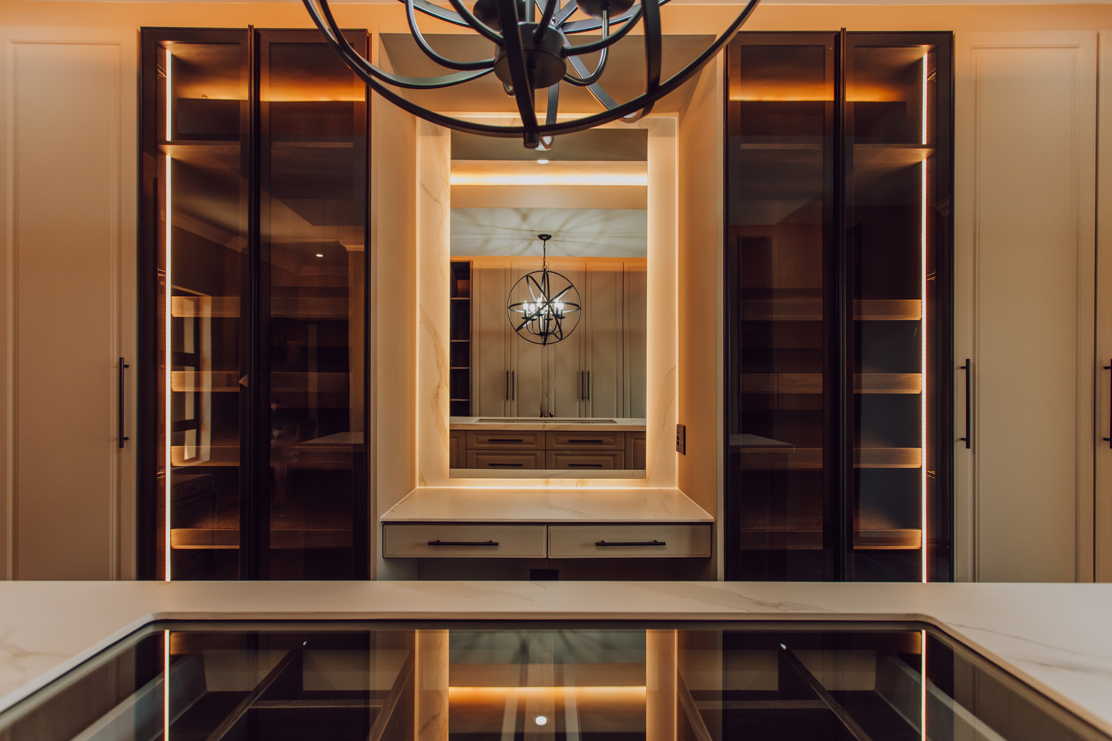 Bedroom walk-in closet design